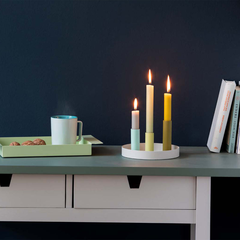 Der kleine Kerzenständer LUNA von Remember passt auf jedes schmale Sideboard und mit den entsprechenden Stabkerzen, vielleicht auch in bunt, zauberst du immer ein neues Bild.