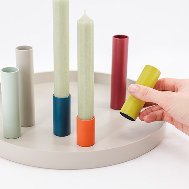 Verschiebbar durch Magnete an der Unterseite der farbigen Halter, Kerzenständer Luna von Remember. Online-Shop Home-and-Kitchen.de