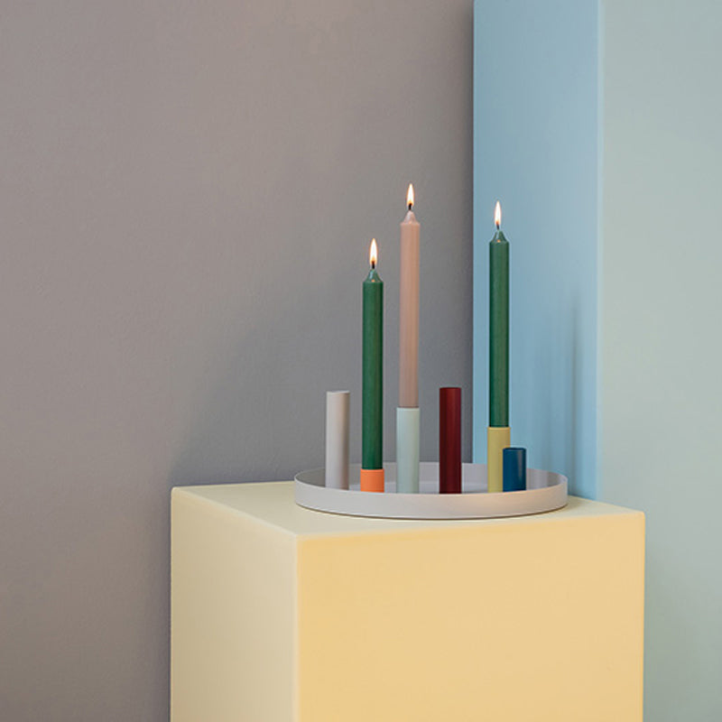 Kerzenständer LUNA von Remember, mit unterschiedlichen Kerzen, in verschiedenen Farben.