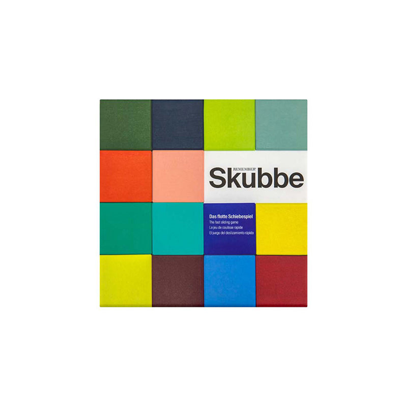 SKUBBE, ein Schiebespiel von Remember, ist für 2 Spieler. Im Set enthalten: 2 Spielbretter aus Holz, 28 farbige Holzsteine und 60 Spielkarten.