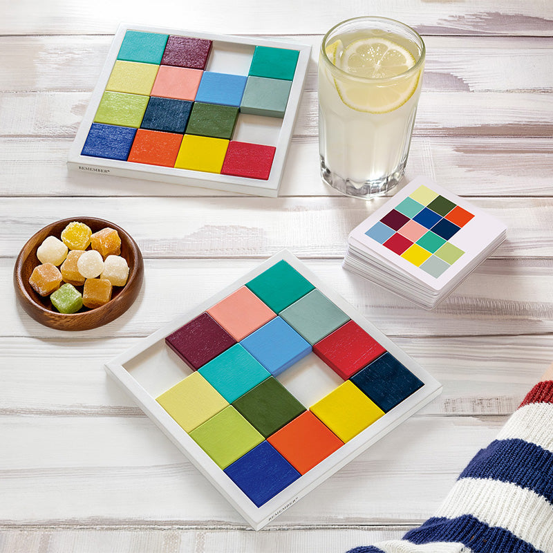 2 Spielbretter aus Holz , 28 farbige Spielsteine und 60 Karten gehören zum SKUBBE-Spiel von Remember. Online-Shop Home-and-Kitchen.de
