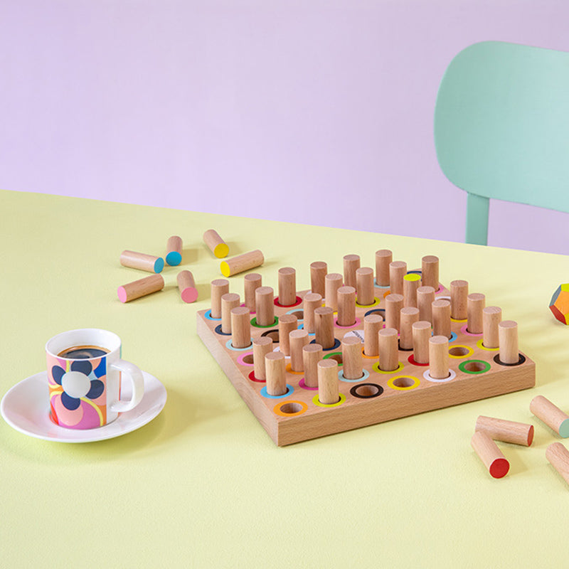 MOMO, das Memory-Spiel von Remember, mit 49 Stäbchen, ist aus  Holz und hat eine Größe von 21x21x2 cm.