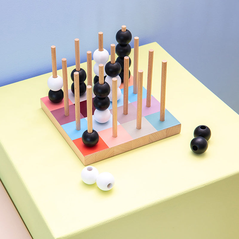 Verwende das Taktikspiel SOGO von Remember wie du möchstes: als spannendes 4-Gewinnt-Spiel dreidimensional oder als Deko auf deinem Tisch. Durch die bunten Kästchen sieht es immer ansprechend aus und die schwarzen und weißen Holzkugeln können jeden Tag anders gesteckt werden. Im Online-Shop Home-and-Kitchen.de