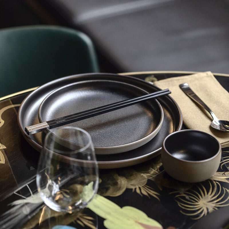 Von Rosenthal: Gourmettelller JOYN-IRON und kleine Schale, aus der gleichen Kollektion.