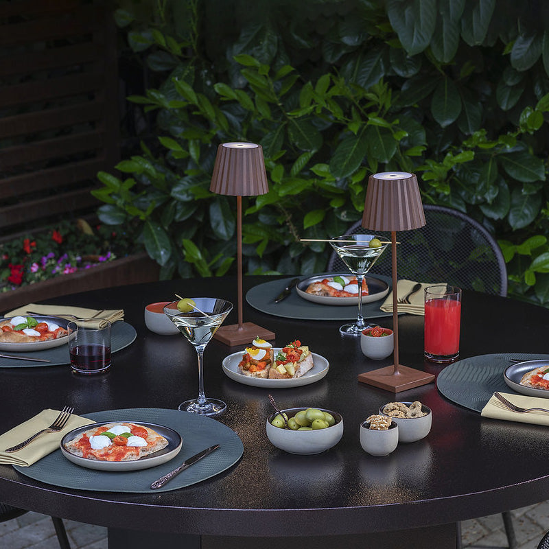 Gedeckter Tisch mit Gourmetteller und Mini-Bowl aus der Serie JOYN-IRON von Rosenthal