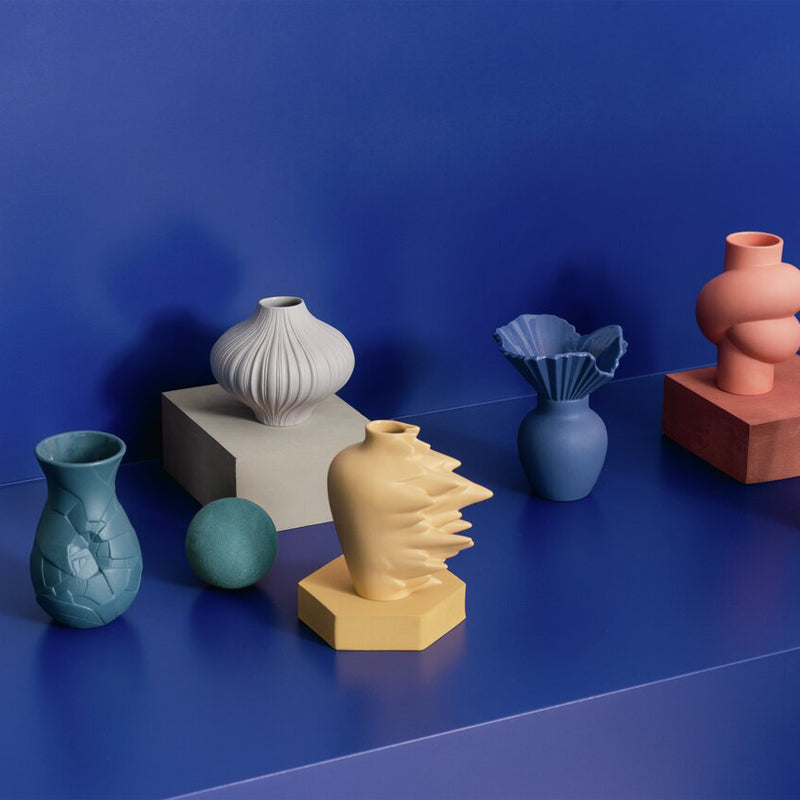 Kombiniere die Miniaturvase FAST von Rosenthal mit den anderen Vasen aus der gleichen Kollektion. 