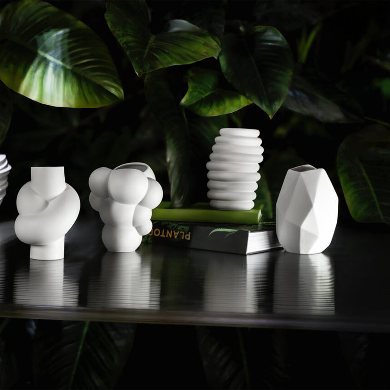 Kombiniere deine SURFACE-Miniaturvase in weiß mit anderen Vasen aus der gleichen Kollektion.