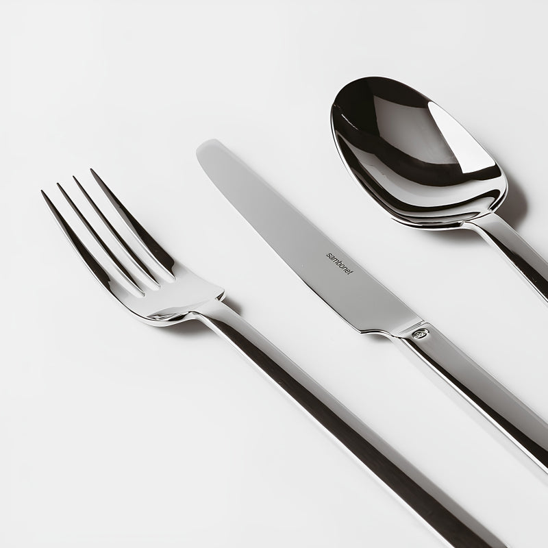 NEUTRA, ein 24-teiliges Besteck-Set von Sambonet, ist aus Edelstahl mit einer eleganten PVD-Beschichtung. 
