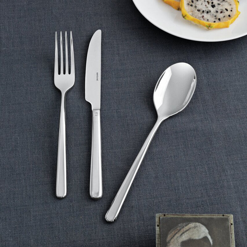Moderne glatte Formgebung: LINEAR - 30teiliges Besteck von Sambonet, 18/10 Edelstahl, jeweils 6 Messer, 6 Gabeln, 6 Löffel, 6 Kuchengabeln, 6 Dessertlöffel, 