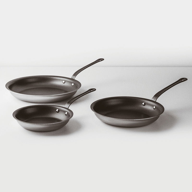 Antihaftbeschichtete Bratpfannen aus der Serie HOME CHEF von Sambonet, hitzebeständiger Stiefgriff, Öse zum aufhängen, 2 Größen 26 und 20 cm.