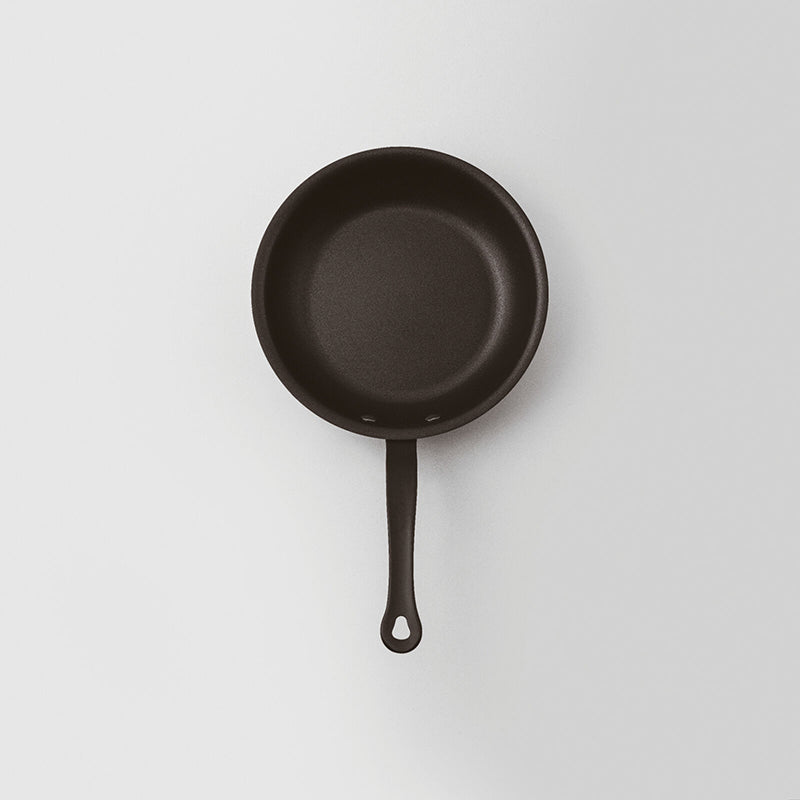Bratpfanne HOME CHEF von Sambonet, 26 oder 20 cm, antihaftbeschichtet, 5-Schicht-Aufbau aus Aluminium und Edelstahl, hitzebeständiger Stielgriff in PVD 2Black, Öse zum Aufhängen, Online-Shop Home-and-kitchen.de