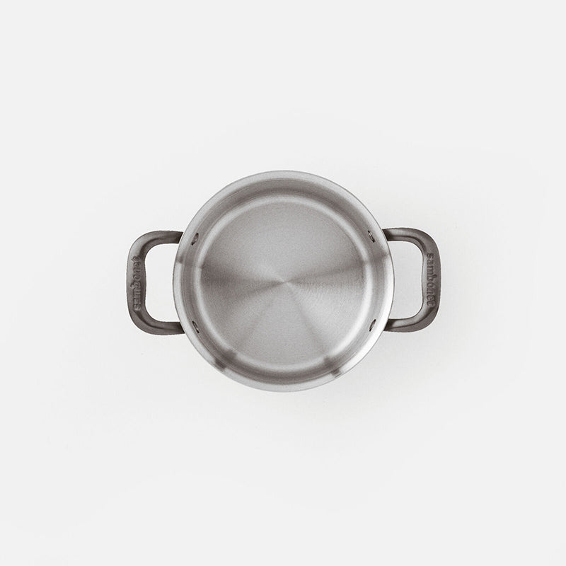 Innenansicht Edelstahl-Kochtopf von Sambonet, HOME CHEF-Serie, Größen 20 und 24 cm Durchmesser, hohe Wärmeleitfähigkeit durch 5-Schicht-Technologie, hitzebeständige Griffe mit Schriftzug