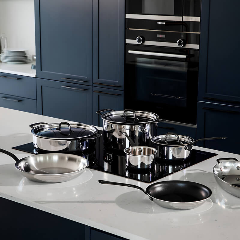 Serie HOME CHEF von Sambonet. 
Edelstahl mit polierter Außenseite, 
5-lagige Materialzusammensetzung aus  Edelstahl, Aluminium und Antihaftbeschichtung, teilweise mit Deckel. Online-Shop Home-and-Kitchen.de