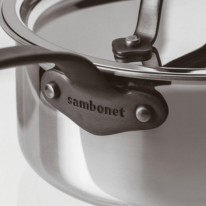Schriftzug Sambonet auf Stiel der Kasserolle aus der Serie HOME CHEF