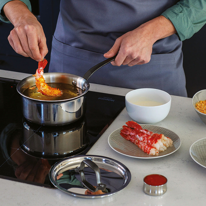 Hitzebeständiger Griff in PVD 2Black bei der Stielkasserolle HOME CHEF inkl. Deckel, von Sambonet, polierte Außenseite, alle Herdarten, Öffnung im Griff.