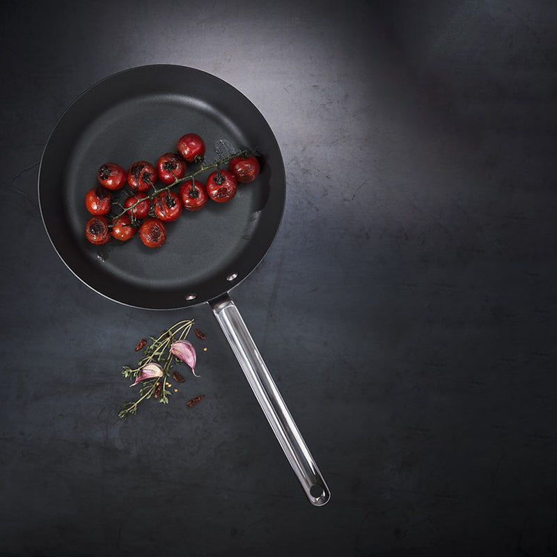 BLACK IRON Bratpfanne von Scanpan  PFAS-frei, fest vernieteter Griff aus hitzebeständigem Edelstahl