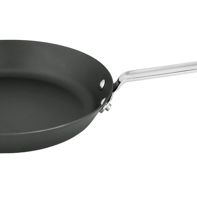 Fest vernieteter Griff an der BLACK IRON Bratpfanne von Scanpan