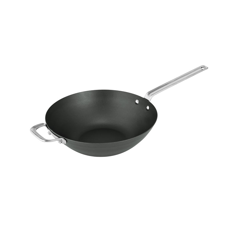 BLACK IRON Wok von Scanpan ist PFAS-frei,  hat einen hohen Rand  und einen Stielgriff aus hitzebeständigem Edelstahl. Der 2. Griff ist  angenietet. Online-Shop Home-and-Kitchen.de