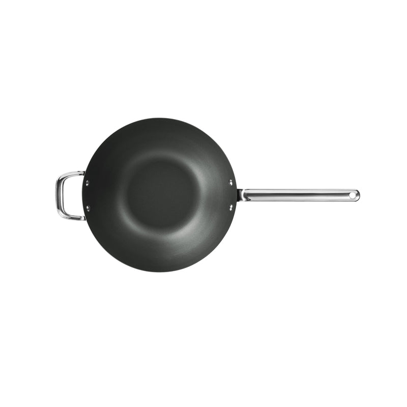 Der BLACK IRON Wok von Scanpan ist aus PFAS-freiem Karbonstahl  mit angenieteten Griffen.