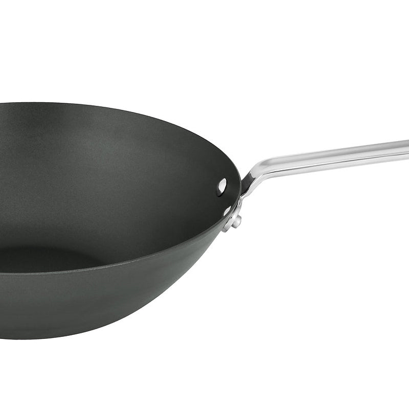 Der Stielgriff des BLACK IRON Wok ist aus hitzebeständigem Edelstahl und angenietet.