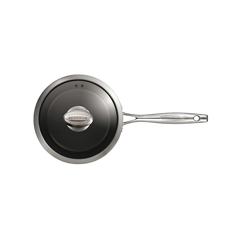 PRO IQ Stielkasserolle von Scanpan mit ergonomischem Stielgriff und Deckel mit großem Knopf.