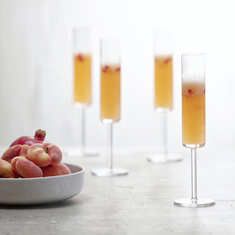 Zylindrische Form und langer Stiel: Sektglas MODO von Schott Zwiesel,
Tritan®-Kristallglas klar, 4er-Set.
Online-Shop Home-and-Kitchen.de
