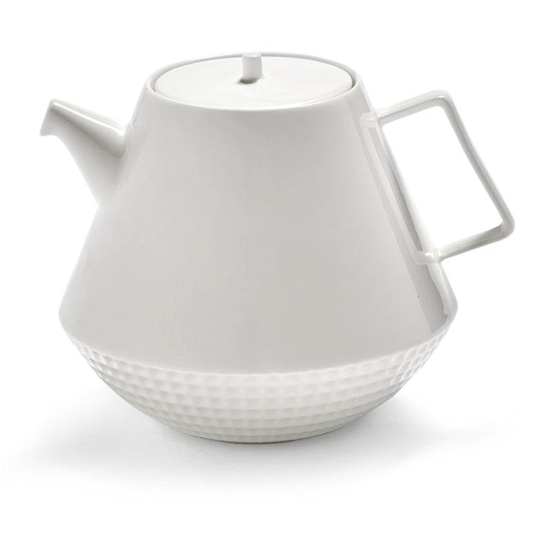 Die Teekanne NIDA aus feinem Bone China-Porzellan, weiß, geprägtes Waffelmuster am unteren Rand der Kanne. 