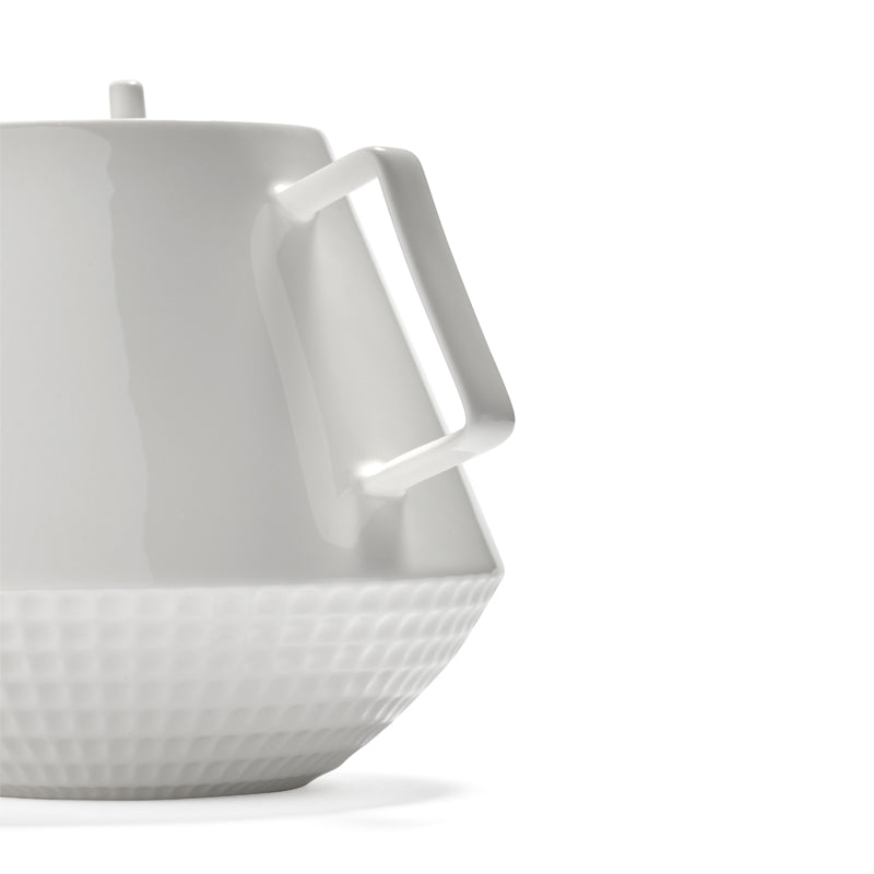 Geprägtes Waffelmuster am unteren Kannenbereich der Teekanne NIDA aus feinem Bone China-Porzellan von Serax.