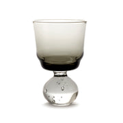 Kleines ETERNAL SNOW Likörglas von Serax / ausgefallener, kugeliger Standfuß,  gefüllt mit Luftblasen, grau, Kelchform
