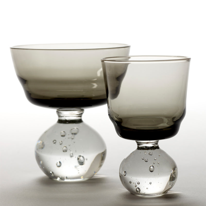 Likörglas ETERNAL SNOW von Serax, Design: Bela Silva, kugeliger Standfuß,  gefüllt mit Luftblasen, grau, Kelchform
