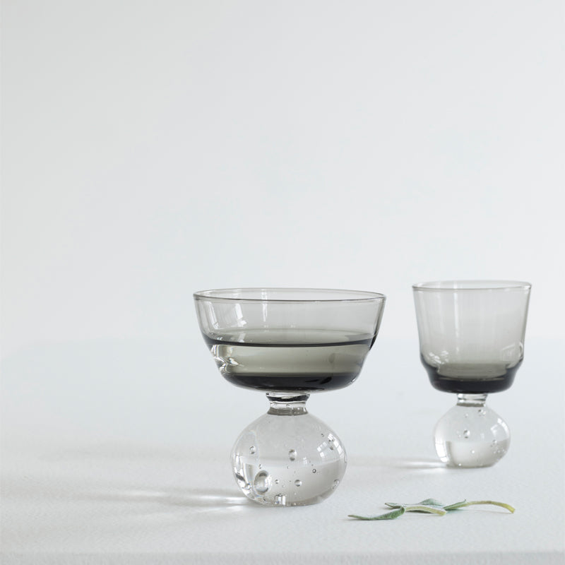 ETERNAL SNOW, das Likörglas von Serax. designt von Bela Silva, hat kleine Luftblasen im Standfuß