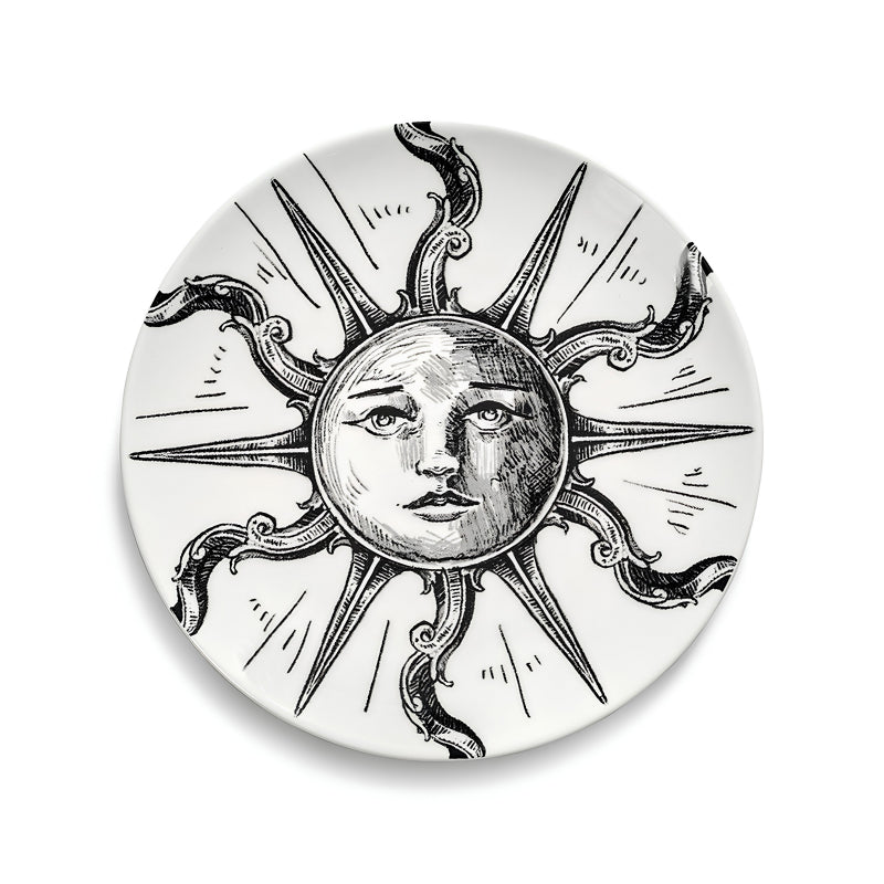 Brotteller UNITY mit Sonne. Er hat einen Durchmesser von 12 cm und eine Höhe von 1 cm und ist von Serax. Ihn gibt es im 4er Set mit verschiedenen Motiven