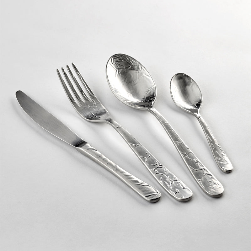 24-teiliges Besteck TAKE TIME von Serax mit geprägtem Faltenmuster bis in die Löffelschalen und Gabelzinken. Online-Shop Home-and-Kitchen.de