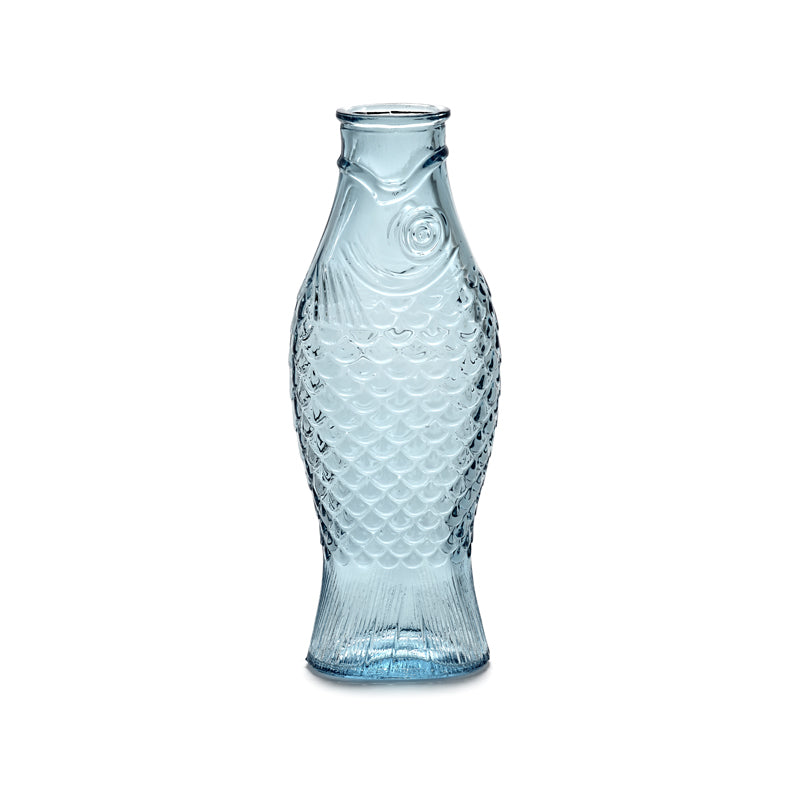 Hellblaue FISH & FISH -Glaskaraffe von Serax aus gefrostetem Glas, gibt es noch in 4 weiteren Farben, für Säfte, Wasser, Limonaden.