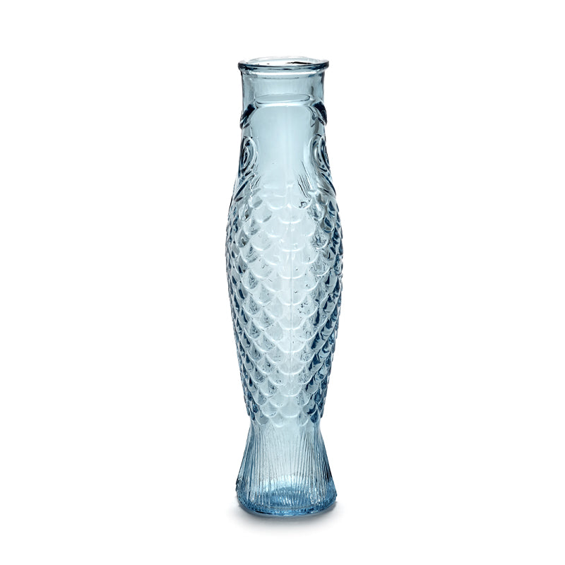 Seitenansicht der FISH & FISH -Glaskaraffe aus gefrostetem Glas. Designt wurde sie von Paola Navone für Serax.