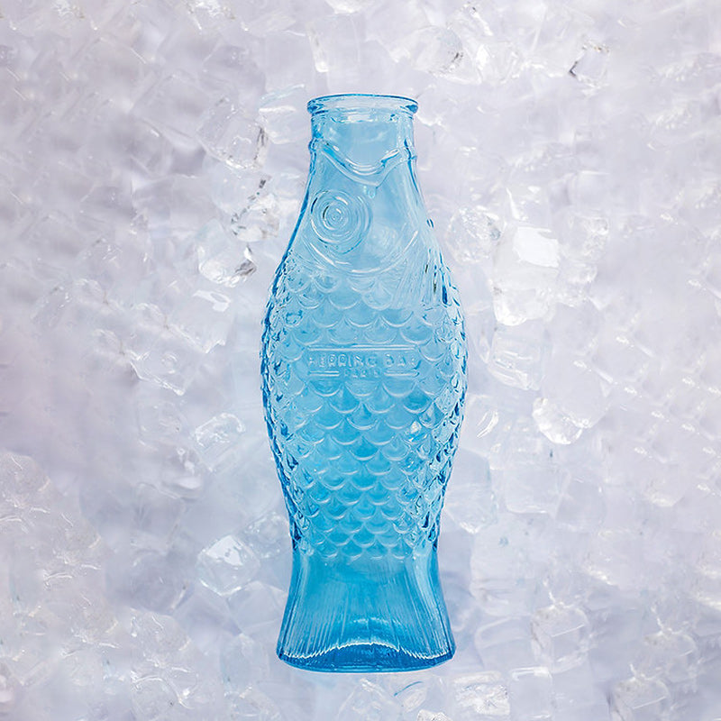 Modern und mit einem Schuppenkörper: Die FISH & FISH -Glaskaraffe von Serax aus gefrostetem Glas