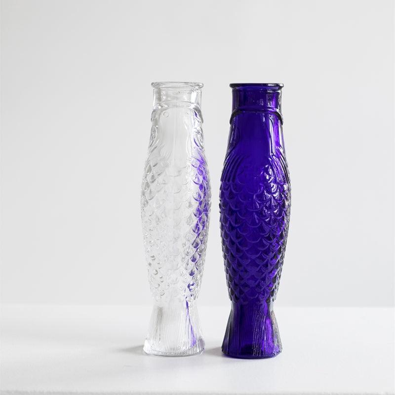 Kobaltblau trifft Weiß -  beiden Glaskaraffen FISH & FISH sind von Serax. Designt von Paola Navone. 