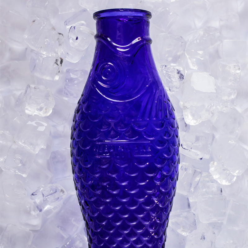 Gefrostetes Glas und das Schuppenmuster machen die Glaskaraffe FISH & FISH von Serax zu etwas Besonderem.  .