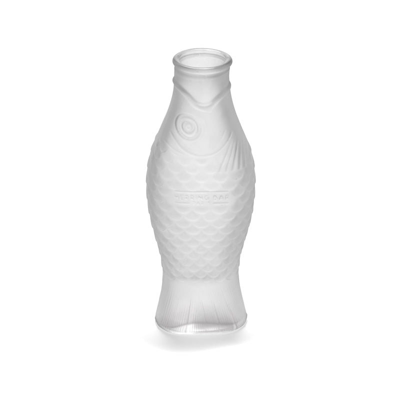 In der weißen Flasche kommen bunte Getränke gut zur Geltung. FISH & FISH -Glaskaraffe von Serax aus gefrostetem Glas.