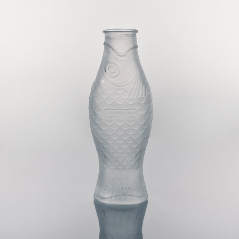 Weiß und elegant: die FISH & FISH -Glaskaraffe von Serax aus gefrostetem Glas,aus. Besonders bunte Getränke kommen in ihr gut zur Geltung. 