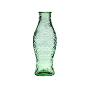 Die FISH & FISH -Glaskaraffe von Serax aus gefrostetem Glas, gibt es in verschiedenen Farben. Designt wurde sie von Paola Navone.