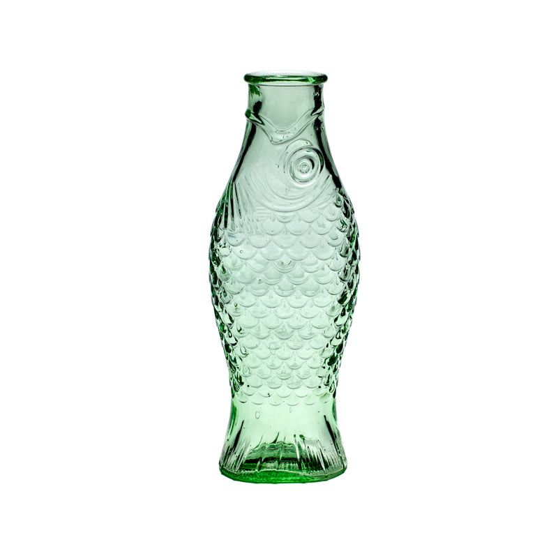 Die FISH & FISH -Glaskaraffe von Serax aus gefrostetem Glas, gibt es in verschiedenen Farben. Designt wurde sie von Paola Navone.