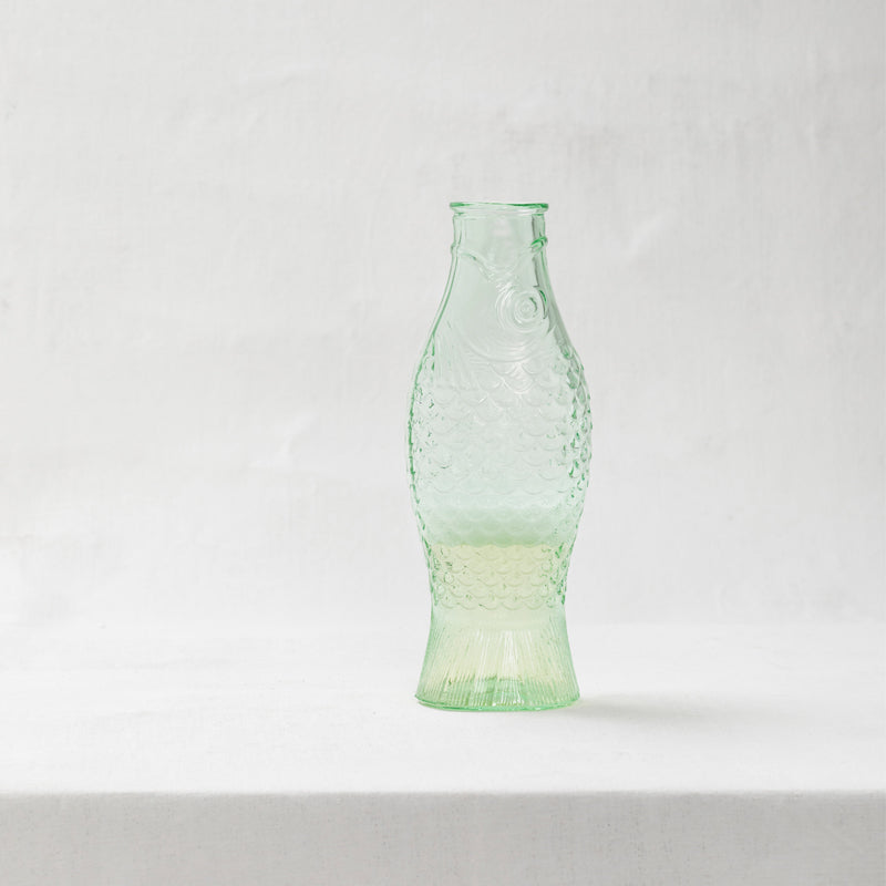 Die FISH & FISH -Glaskaraffen von Serax aus gefrostetem Glas, gibt es in verschiedenen Farben, wie z.B. Hellgrün, Hellblau, Kobaltblau, Transparent und Weiß. 