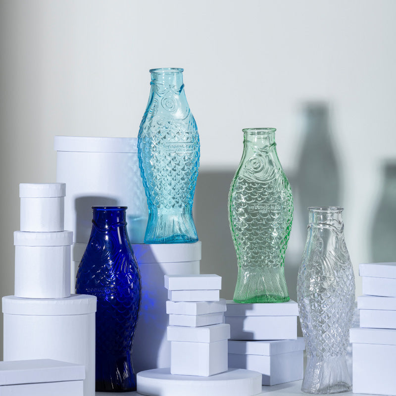 Auf diesem Foto präsentieren sich die FISH & FISH -Glaskaraffen von Serax aus gefrostetem Glas, in den Farben Transparent, Hellblau, Kobaltblau und Hellgrün. 
