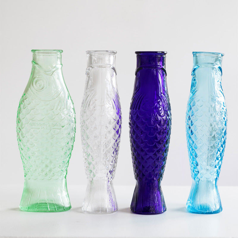 Seitenansicht einiger FISH & FISH -Glaskaraffen von Serax aus gefrostetem Glas, auch als Deko geeignet. 