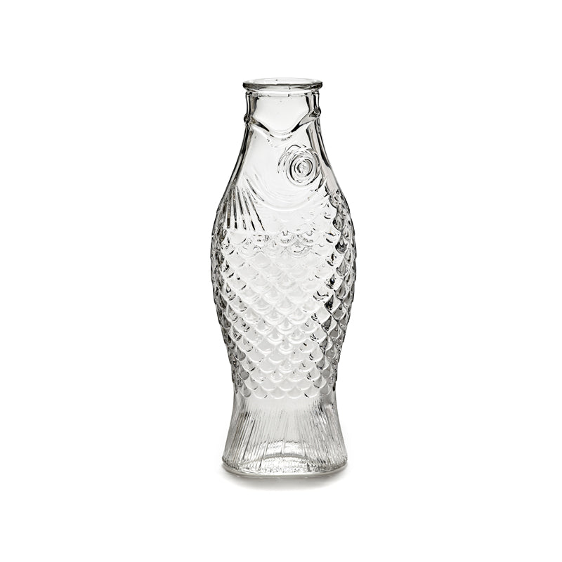 Die transparente FISH & FISH -Glaskaraffe von Serax aus gefrostetem Glas, gibt es in verschiedenen Farben.   Designt wurde sie von Paola Navone.