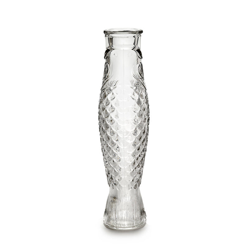 850 ml Flüssigkeit passen in die FISH & FISH -Glaskaraffe von Serax aus gefrostetem Glas. Sie erinnert an einen Hering.