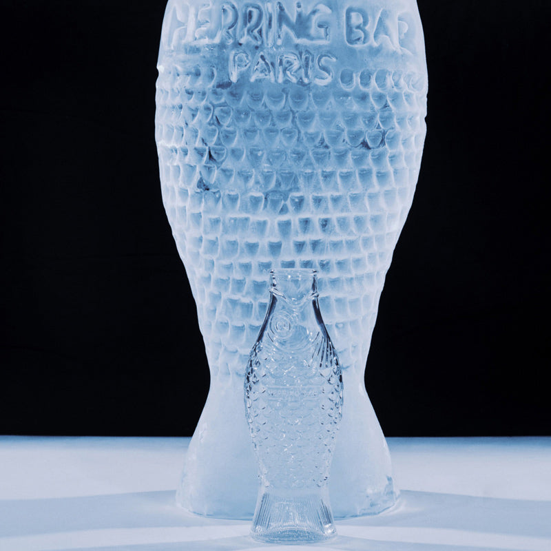 Gefrostetes Glas und ihre hellblaue Farbe machen die  FISH & FISH -Glaskaraffe von Serax zu einem wahren Eyecatcher. 