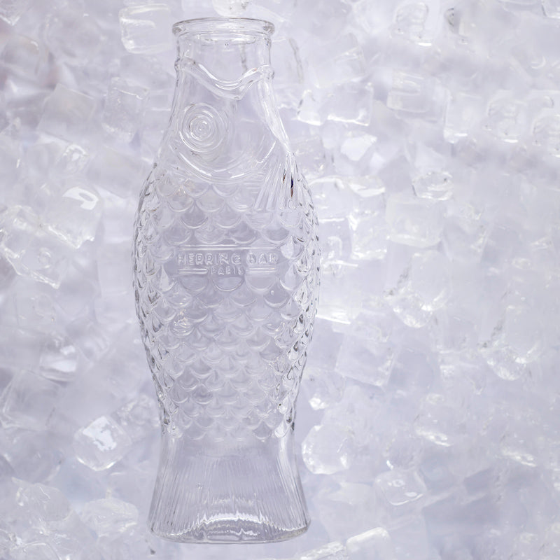 Gefrostetes Glas  lässt FISH & FISH -Glaskaraffe von Serax stylisch ausschauen. Sie gibt es  in verschiedenen Farben 