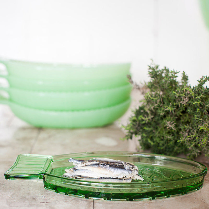Servierschale FISH & FISH von Serax,  grünes Glas, innen glatt verarbeitet, außen geprägte Fischschuppen, kleiner Griff,  im 2-er Set. Online-Shop Home-and-Kitchen.de